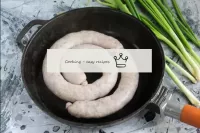 鍋に野菜油を温め、沸騰したソーセージの円を入れます。...