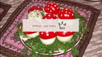 새해 축제를위한 계란과 토마토 버섯...