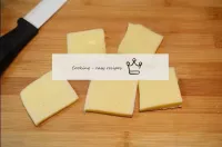 Cortar el queso restante con placas según el tamañ...
