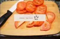 Die Tomate waschen, den Fruchtfuß entfernen und in...