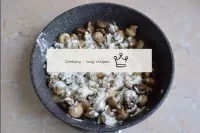将蘑菇撒上面粉，搅拌炒一分钟。面粉会均匀地覆盖四面八方的蘑菇，随后酱汁会愉快地包裹每一个真菌。...