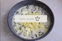 Saupoudrer les champignons de fromage râpé et ajou...