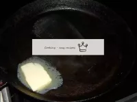 在锅里，我们融化黄油。...