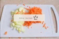 Отдельно подготовьте овощи. Лук и морковь очистите...