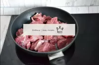 Обсмажити яловичину в глибокій сковороді на рослин...