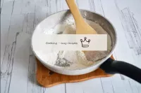 在另一個鍋裏，將面粉炒成淺金色。...