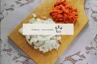 将胡萝卜洋葱洗净干净。用立方体切碎洋葱和小胡萝卜条。为了防止洋葱切成薄片，用冷水擦拭它的眼睛和刀子。...