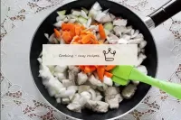 将切碎的胡萝卜放入锅中。将所有东西搅拌均匀，煮至半煮熟的蔬菜。...