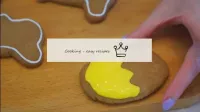 Pintando os biscoitos em cores diferentes a seu go...