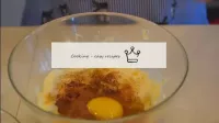 我们把一个鸡蛋扔进碗里，然后用搅拌器搅拌到均匀的质量。...