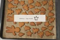 Transfer the gingerbread to a baking sheet lined w...