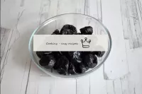 Rinse prunes without seeds. It is best to check pr...