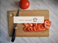Cortem os tomates com canecas. ...