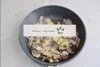 シャンピニオンからジュースが現れるとすぐに、タマネギと一緒にキノコを鍋に肉に移します。かき混ぜる。塩...