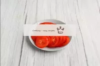 將西紅柿洗凈，用鋒利的刀切成薄杯。西紅柿可以換成其他蔬菜（甜椒，紅洋蔥）。...
