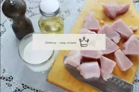 Schneiden Sie das Putenfilet in Portionsstücke (un...