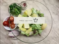 Selon la recette, la salade est mélangée dans un b...