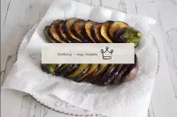 Place the fried aubergines on a paper towel that w...