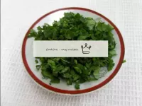 Los verdes frescos de cilantro se cortan finamente...