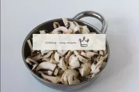 Champignons gründlich waschen, mit einem scharfen ...