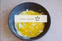 在鍋裏，融化黃油，烤雞蛋直至煮熟，不斷攪拌。稍微脫落一下。將烤雞蛋轉移到單獨的盤子中。...