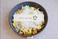 Ajouter le riz bouillie. Mélanger le tout. Restez ...