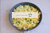 烤米饭在泰国与鸡肉，鸡蛋和蔬菜准备好！放在盘子上，放在桌子上。...