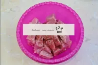 يقطع لحم الخنزير إلى قطع صغيرة ويوضع في وعاء. صب ف...