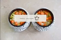 Coloque as verduras cortadas - batatas, cebolas e ...