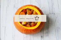 Riempite la zucca con un ripieno preparato. ...