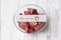 將肉沖洗並切成小塊。我吃了牛肉肉，但可以換成豬肉。...