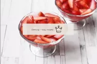 刻んだイチゴをクリームに広げます。イチゴのコンポートでトップ。完全に設定されるまで2-3時間冷蔵庫に...