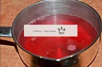 Prepariamo la gelatina rossa secondo le istruzioni...