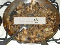 Continue frying the onion champignons over a low h...