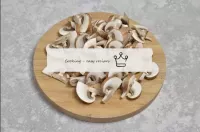 Couper les champignons en plaques d'épaisseur moye...