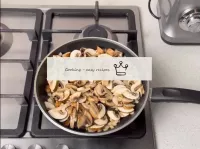 Ensuite, placez les champignons à l'oignon. Saler ...