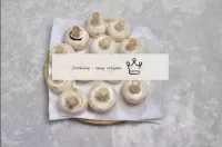 Laver doucement les champignons avec de l'eau et l...