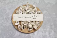 Cut the champignons into quarters. It is not worth...