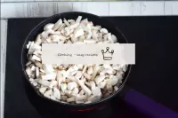 Mettre les champignons coupés au poulet. Frire tou...