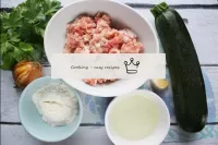 How to make zucchini with minced meat in a pan? Fi...