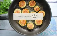 Retournez les courgettes et mettez-les à l'état pr...