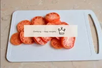 Tomaten waschen und in Kreise schneiden. ...