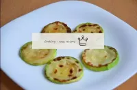 Put pieces of courgettes on a flat plate in one la...