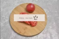 トマトを洗う、乾燥。円や立方体にカットします。円に切るとき、ケーキを組み立てるとき、私はより多くのト...