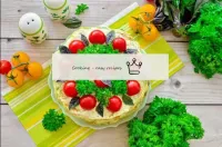 蛋糕的頂部裝飾有綠色和西紅柿片。送到桌子上。 享受你的飯...