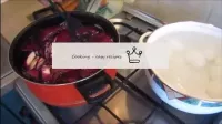 將紅色的卷心菜切成大塊，倒入水中，使水完全覆蓋卷心菜，並在低火沸騰後煮20-30分鐘。完全冷卻煮熟的...