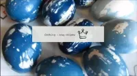 用紅色羽衣甘藍制成的天然染料制成的復活節彩蛋準備就緒！在視頻中觀看完整的烹飪過程。 享受你的飯...