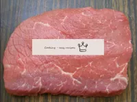 要做的第一件事就是煮一塊肉。根據規則，它的厚度應為2厘米。上面不應該有薄膜和脂肪。把一切都多余了，把...