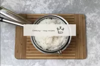 Il riso viene lavato e depilato in un po'di acqua ...