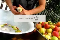 Наріжте яблука на шматочки, видаляючи хвостики і с...
